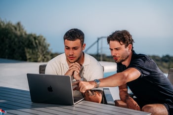 Suren und Nikita von Brand Hub bei der gemeinsamen Arbeit