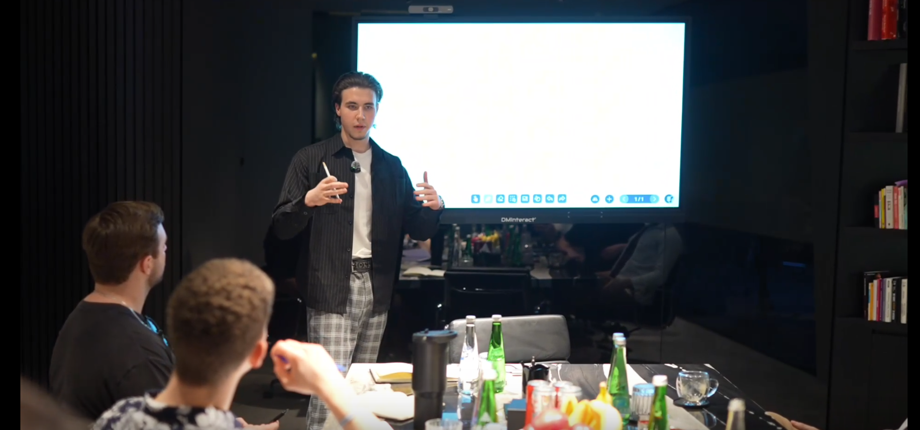 Ilia Kapustin während eines Vortrags bei einer Skool Mastermind in Dubai
