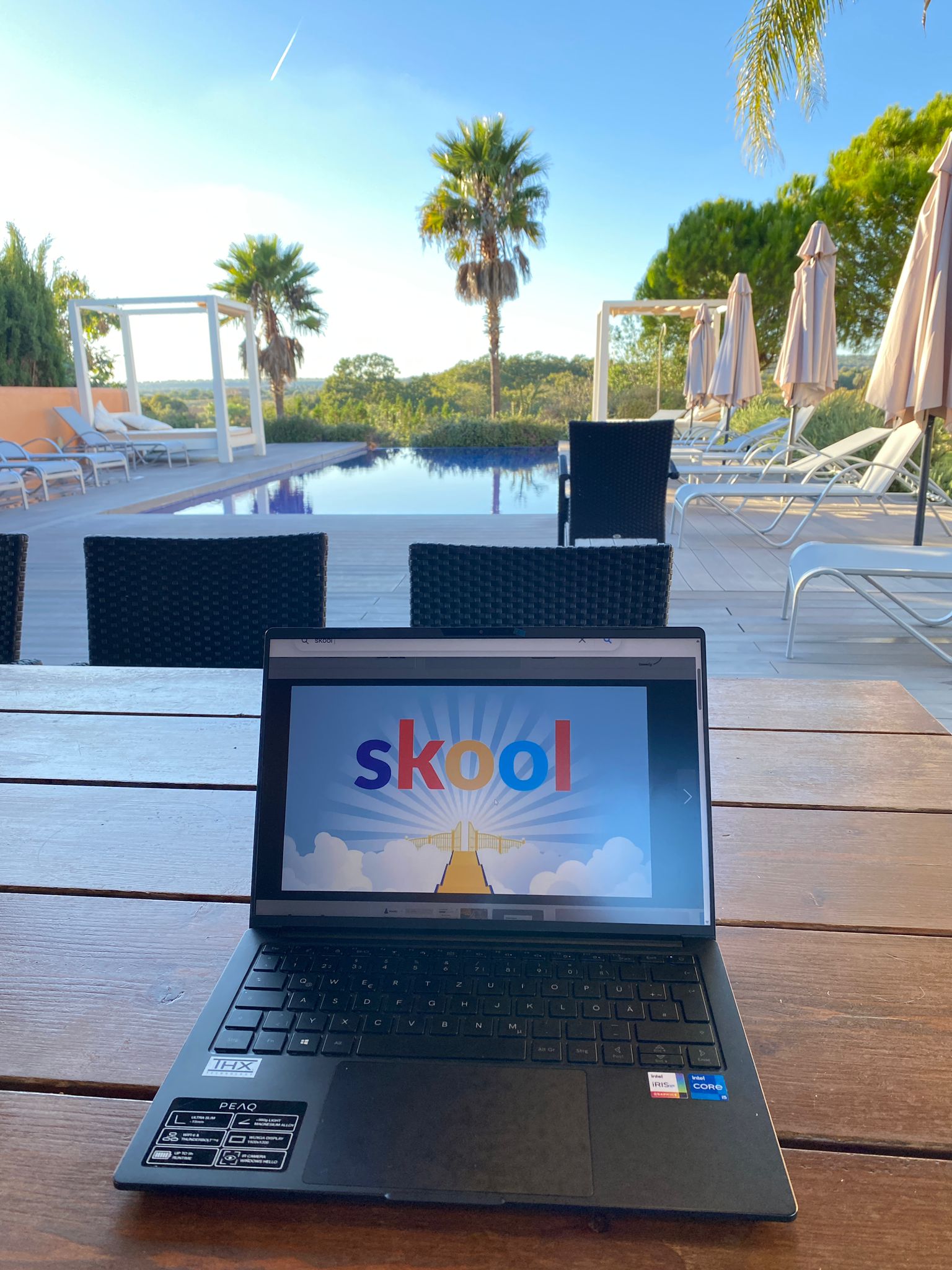 Skool Mastermind am Pool auf Mallorca